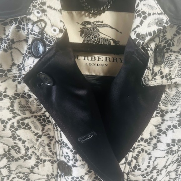 Burberry London Lace Pat. SILK/Plystr Trench Coat - MSRP. $1350.00 - SIZE 4 - Picture 11 of 16